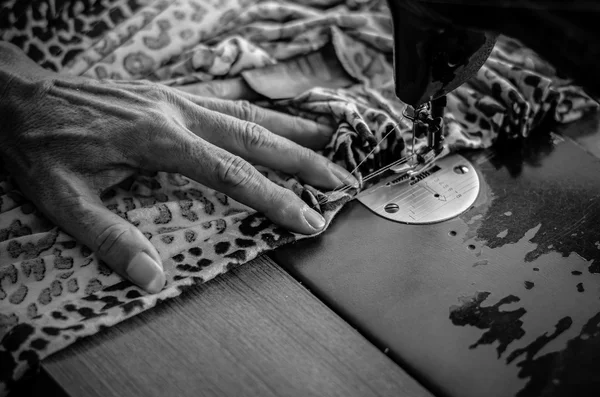 Винтажная швейная машинка и мужские руки — стоковое фото