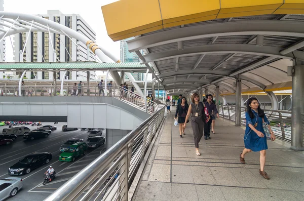 Gente caminando por un puente peatonal en Bangkok —  Fotos de Stock