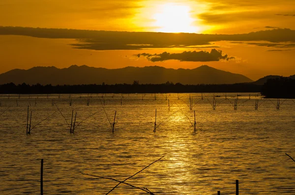 Vacker solnedgång vid sjön Songkhla — Stockfoto