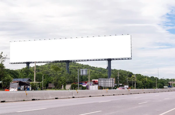 Panneau d'affichage vierge pour la nouvelle publicité — Photo