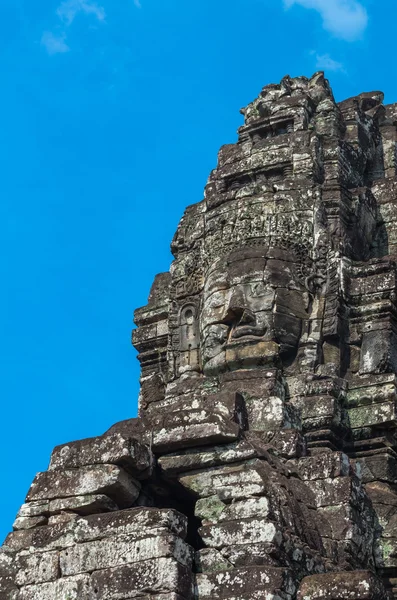 Cara de piedra del antiguo templo de Bayon — Foto de Stock