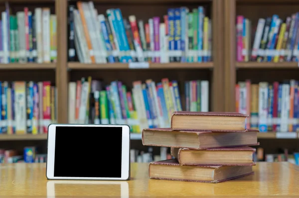 Libros viejos con tableta —  Fotos de Stock