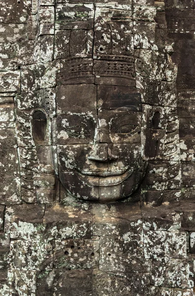 Cara de piedra del antiguo templo de Bayon — Foto de Stock