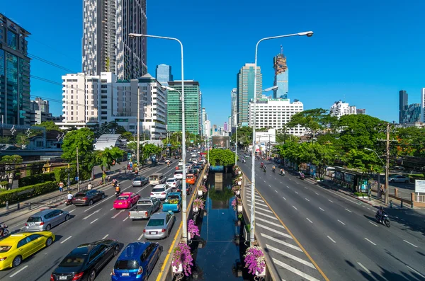 Provoz na sathorn road v Bangkoku — Stock fotografie
