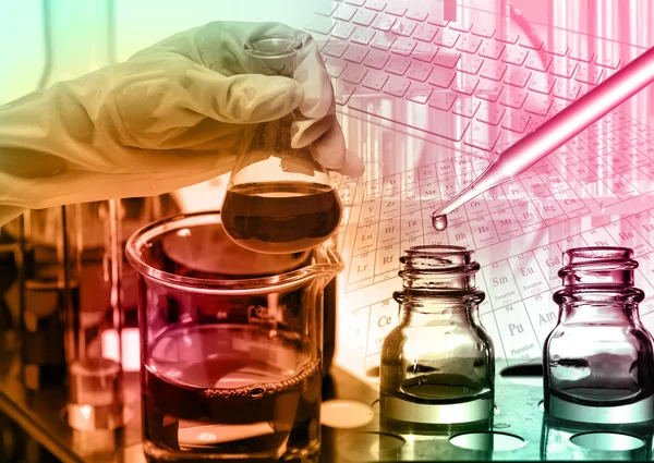 Wissenschaftler wirft Reagenz ins Reagenzglas — Stockfoto