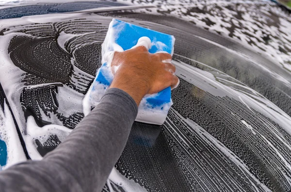 Reinigen van de auto bij Autowassen shop — Stockfoto