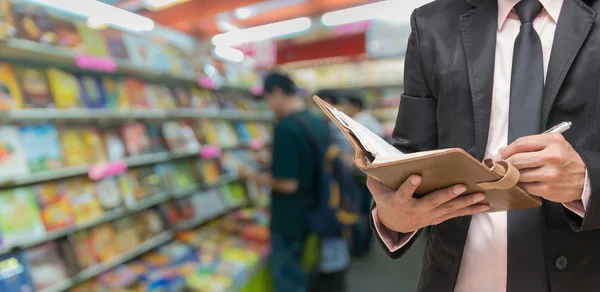 Boekhandel met mensen — Stockfoto