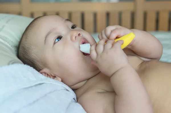 Bébé heureux avec brosse à dents jouet — Photo