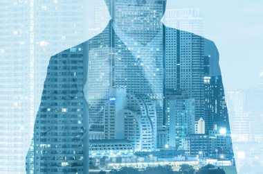 cityscape arka plan ile işadamı