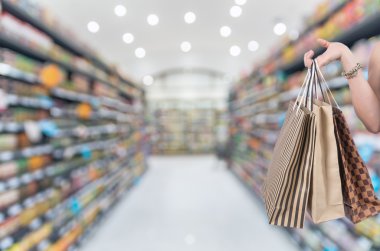 Shoping çanta tutan el 