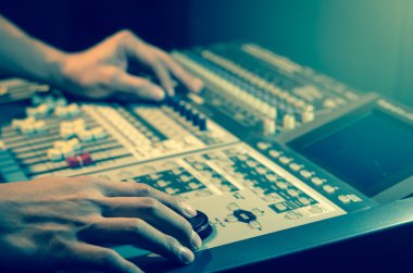 Ses karıştırıcı ayarlayarak eller