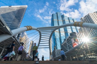 Bangkok yaya köprüsü üzerinde yürüyen insanlar