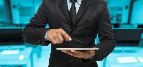 Geschäftsmann mit Tablet — Stockfoto