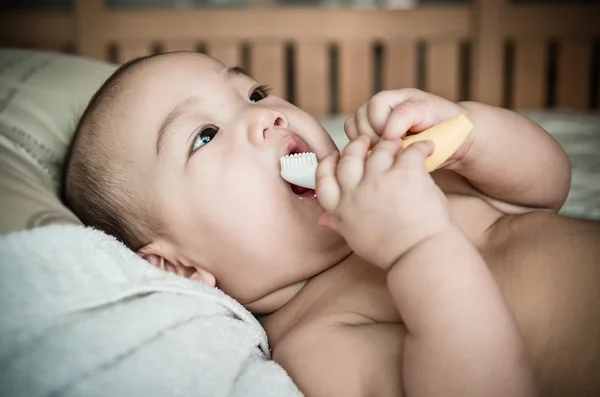 Bébé heureux avec brosse à dents jouet — Photo