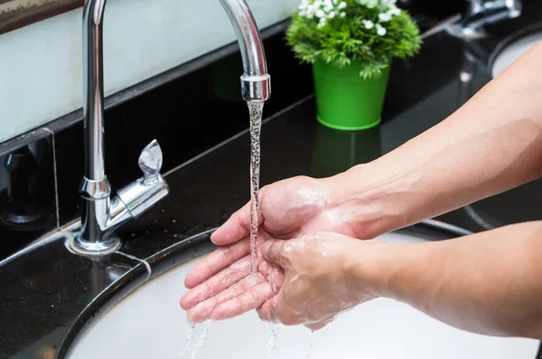 Wassen handen in moderne vleermuis — Stockfoto