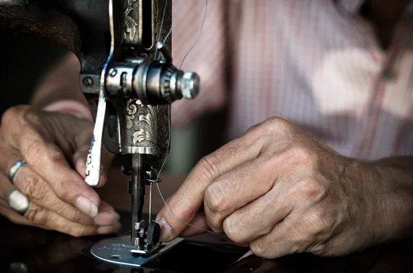 Vintage sewing machine and male hands — Stock Photo, Image