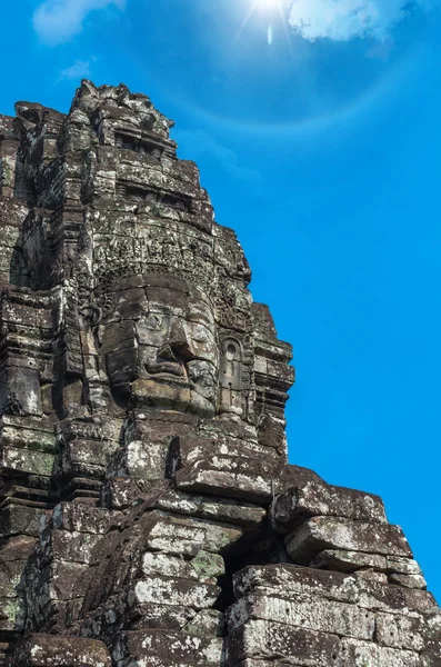 Cara de piedra del antiguo templo de Bayon — Foto de Stock