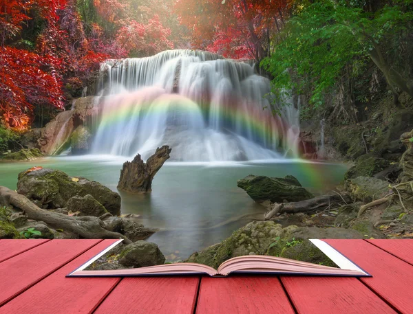 Piękny wodospad i rainbow w lesie — Zdjęcie stockowe