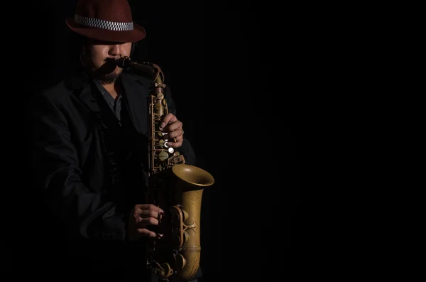 Mladý muž saxofonista — Stock fotografie