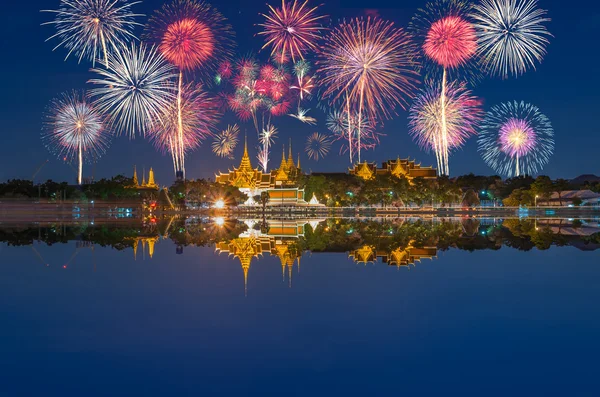 Grande palácio com belos fogos de artifício — Fotografia de Stock