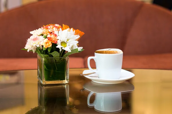 Λευκό φλιτζάνι καφέ σε γυάλινο τραπέζι — Φωτογραφία Αρχείου
