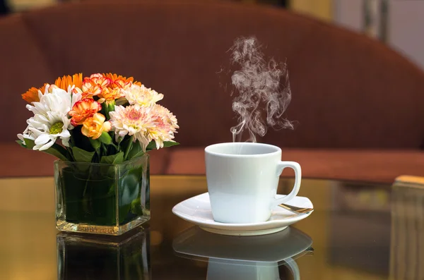 유리 테이블에 화이트 커피 컵 — 스톡 사진