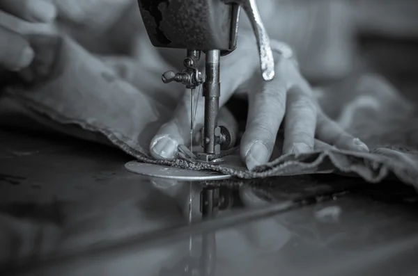 Винтажная швейная машинка и мужские руки — стоковое фото