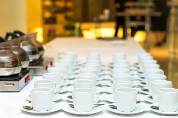 Tazas de café blanco con platillos —  Fotos de Stock