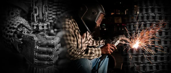 Soldador no capacete no trabalho — Fotografia de Stock