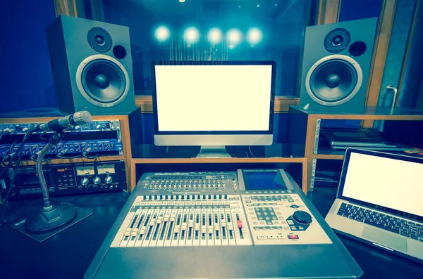 Estúdio de música com monitor e alto-falantes — Fotografia de Stock