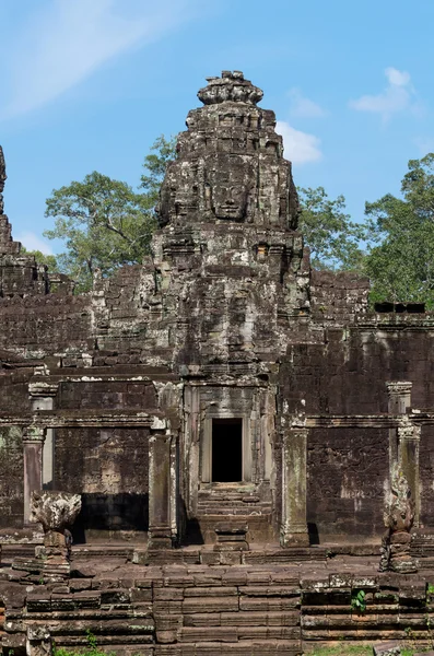 Cara de piedra del antiguo templo de Bayon — Foto de Stock