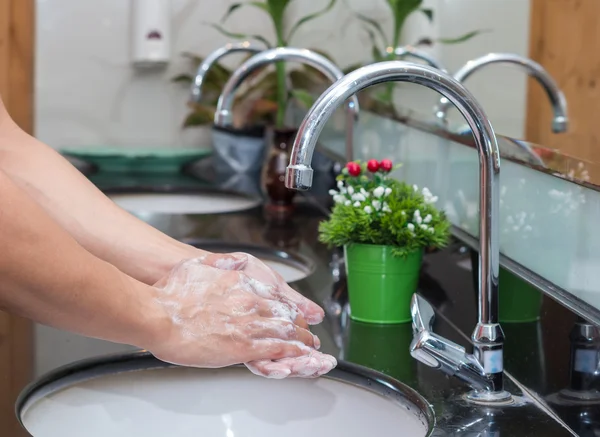 Wassen handen in moderne vleermuis — Stockfoto