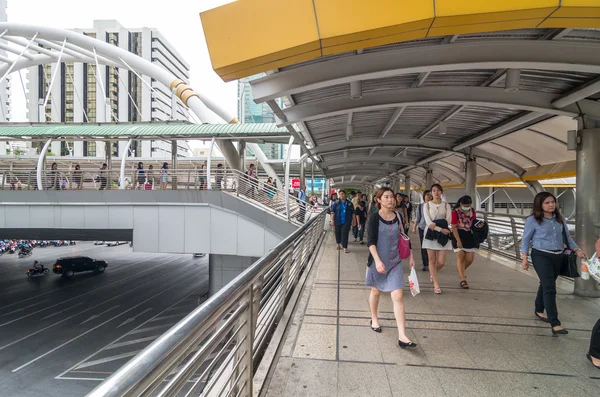 Gente caminando por un puente peatonal en Bangkok —  Fotos de Stock