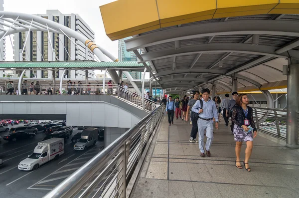 People walking on pedestrian bridge in Bangkok — Stock Photo, Image