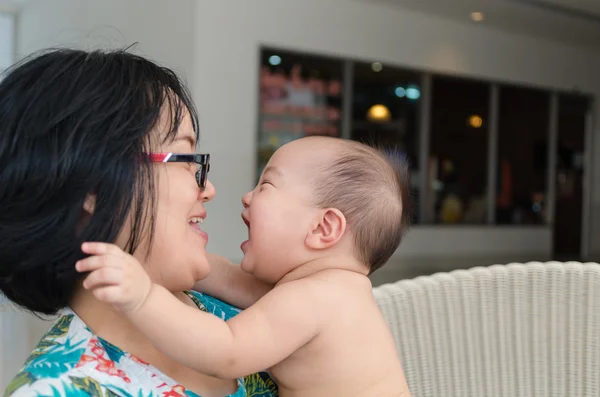 Heureux asiatique bébé avec maman — Photo