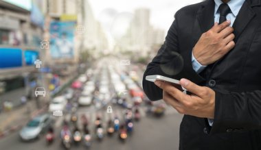 akıllı telefon kullanan iş adamı