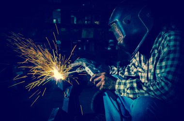 İş yerinde erkek Kaynakçı