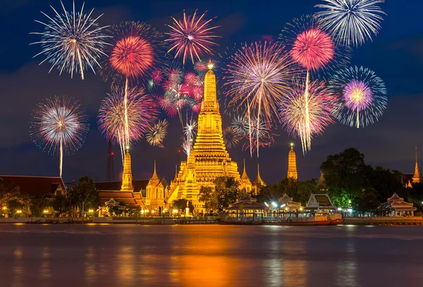 Lato fiume Wat Arun con fuochi d'artificio — Foto Stock