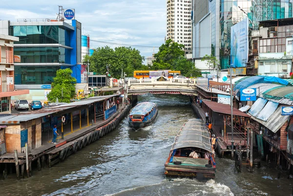 Passengers waiting to speed boat in Bangkok — Stock Photo, Image