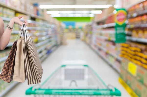 Mano sosteniendo bolsas de compras —  Fotos de Stock