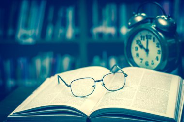 Kitap kütüphane saat ile gözlük 