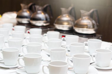 Satır beyaz Kahve kupaları ile daireler