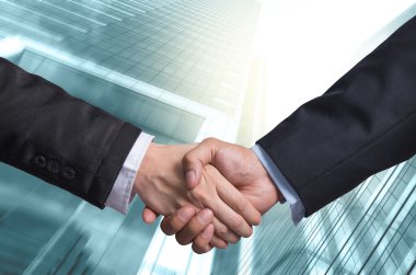 İşadamları arasında el sallamak 