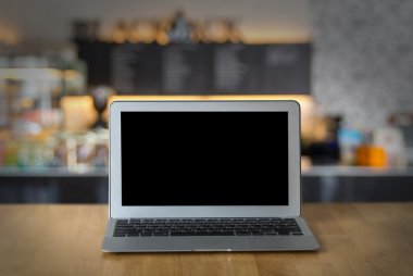 Ahşap masa üstünde laptop 