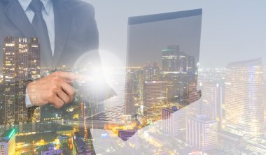 Dizüstü bilgisayar kullanan iş adamı