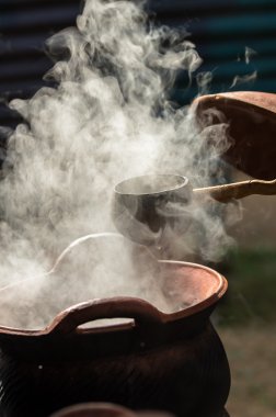 Kolu kaşık Kepçe geleneksel pot üzerinden