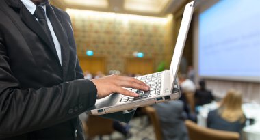 Dizüstü bilgisayar kullanan iş adamı