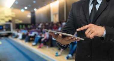 işadamı tablet kullanma 