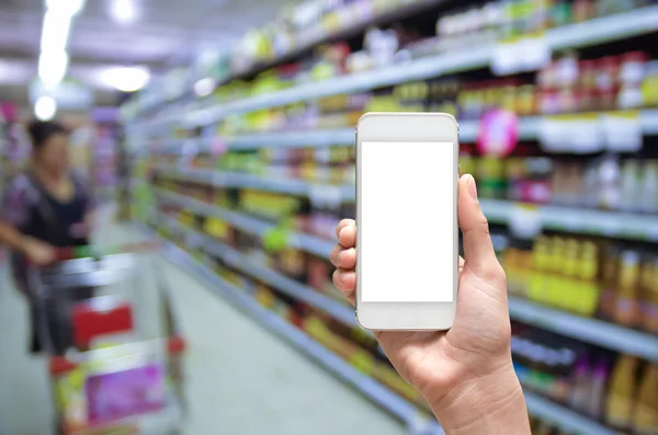 Frau hält Handy in der Hand — Stockfoto