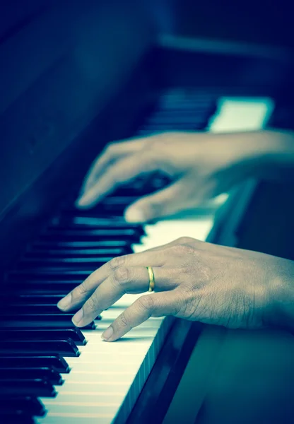 Mãos tocando piano — Fotografia de Stock